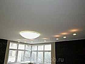 отделка потолка и стен в гостиной