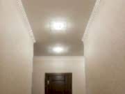 Потолок в коридоре - светильники и полиуретановый потолочный плинтус